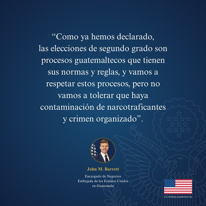 Factor4_GT's tweet photo. #URGENTE | Embajada de #EEUU:
“Como ya hemos declarado, las elecciones de segundo grado son procesos #guatemaltecos que tienen sus normas y reglas, y vamos a #respetar estos procesos, pero no vamos a #tolerar que haya contaminación de #narcotraficantes y #crimen organizado”.
El encargado de Negocios de la Embajada de #EstadosUnidos en Guatemala, John M. #Barrett (embajador en funciones), se pronunció sobre el proceso de #elecciones de segundo grado que actualmente se desarrollan en el país, particularmente en el contexto de la designación de altas magistraturas.
#EstadosUnidos ha reiterado que los procesos #institucionales en #Guatemala se desarrollen con transparencia, independencia y libres de injerencias del crimen organizado. En años recientes, #Washington ha impuesto sanciones y restricciones de visa a funcionarios y actores señalados por #corrupción o por socavar la #democracia (#ListaEngel).
El mensaje de #Barrett combina dos elementos clave:
- Reconocimiento de la soberanía guatemalteca en sus procesos internos.
- Advertencia clara sobre la vigilancia internacional frente a posibles infiltraciones del narcotráfico y el crimen organizado.
En un escenario donde se definen magistraturas que tendrán impacto directo en la justicia constitucional del país, esta declaración añade presión política y diplomática al proceso en curso.