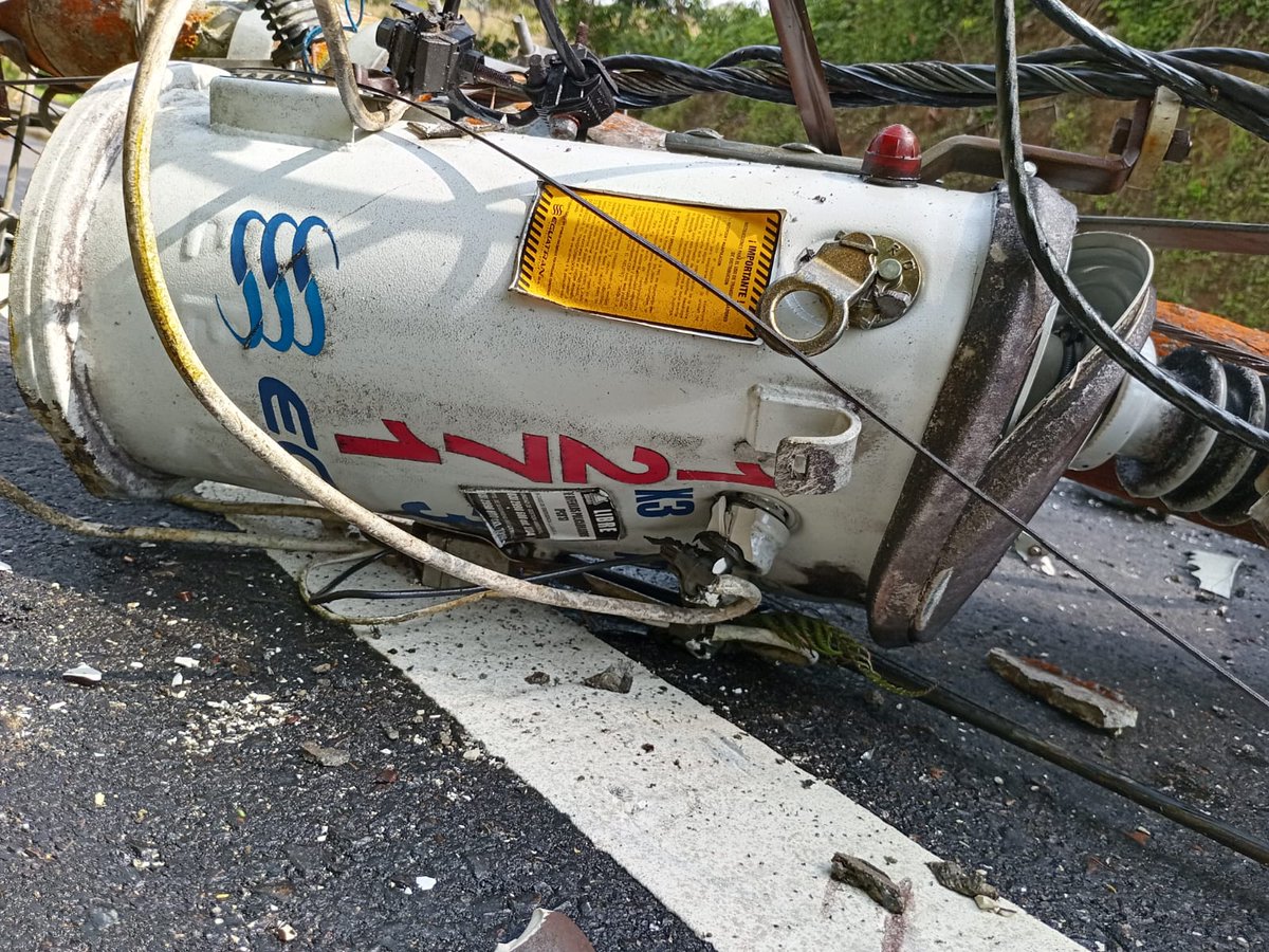 🚨 Atención | Napo 

Hoy, 3 de marzo de 2026, un vehículo impactó la red eléctrica en el sector Guamaní, vía a Loreto, cantón Archidona.

El siniestro dejó 7 postes afectados. 

Personal técnico de la #EEASA trabaja para restablecer el servicio en el menor tiempo posible.