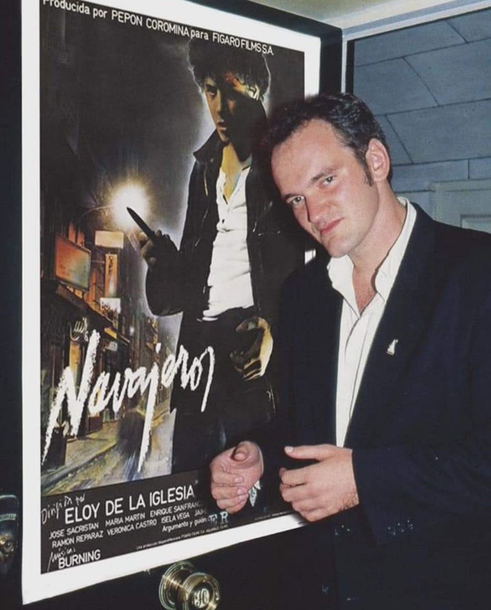 Tarantino posando con un póster de Navajeros.
