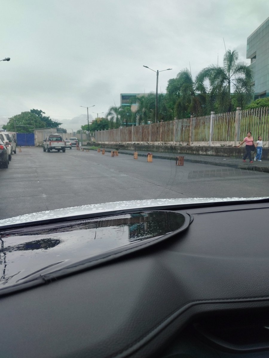 #DenunciaCiudadana
Afuera del Complejo Judicial Florida Norte, los cuida carros dueños de las calles no dejan parquear.