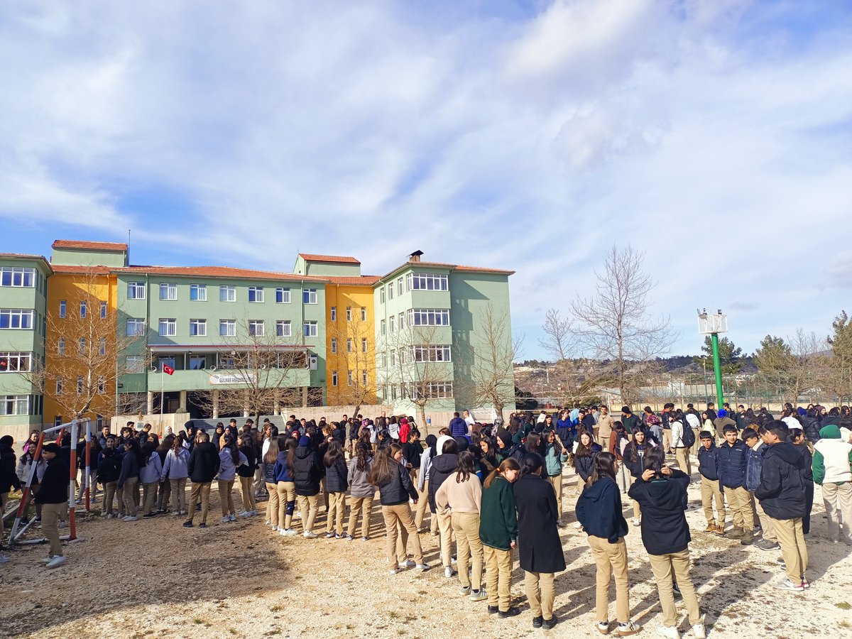 GulnarLisesi's tweet photo. Bugün okulumuzda sirenler deprem hazırlığı için çaldı!🚨​Deprem Haftası’nda öğrencilerimizle birlikte tahliye tatbikatımızı gerçekleştirdik. Çök-Kapan-Tutun yöntemini uyguladık ve binamızı güvenli sürede tahliye ettik.  @ismailsnl04 @GulnarMEM
@h_kadim33 @MuhammetBilgeD1 https://t.co/nZj1nb9dY5
