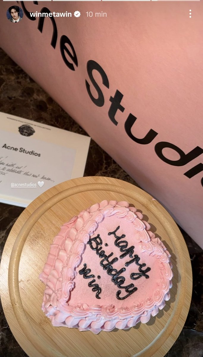 Ig winmetawin 

Un beau gâteau d'anniversaire offert par <a href="/acnestudios/">Acne Studios</a> pour accueillir Win à Paris.  Quel geste adorable 🎂

WIN JOURNEYS TO PFW26

#AcneStudiosxWinMetawin 
#AcneStudios #AcneStudiosFW26
#winmetawin