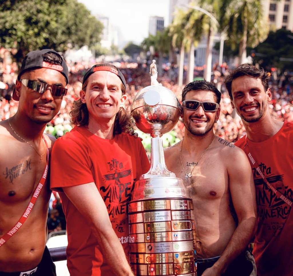 martinFLA81's tweet photo. Com a demissão do Filipe, Rodrigo pediu pra deixar o clube também.

Jogaram juntos no Flamengo, se despediram juntos do Flamengo no mesmo dia, voltaram a trabalhar juntos no Flamengo e agora saem juntos novamente. Ídolos multicampeões.

Amizade e lealdade.
Fomos felizes, de novo. https://t.co/B12VXpmUID