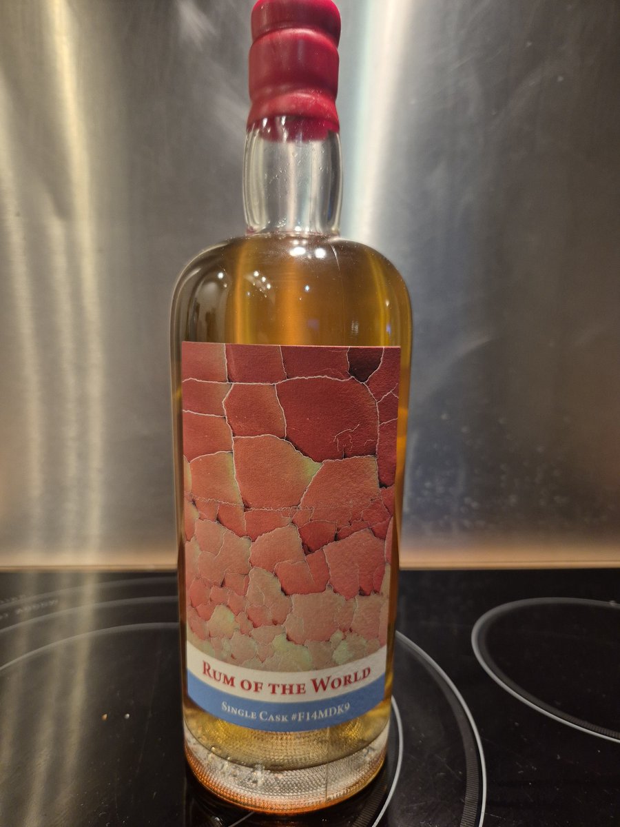 Un bel apéro en perspective ! 
Rhum qui vient des îles Fidji ! Une seule barique et jai pu avoir une bouteille !