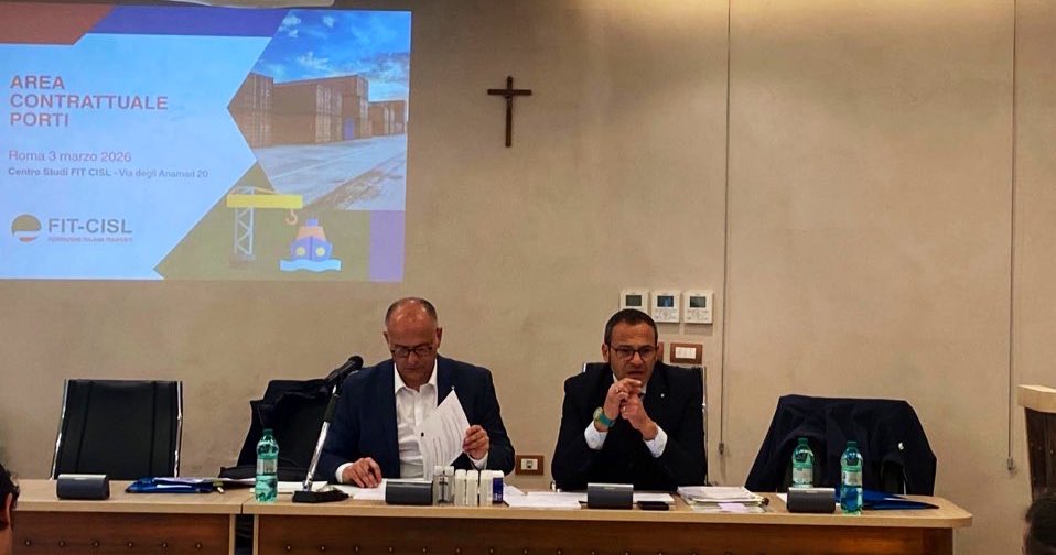 FitCisl's tweet photo. #3marzo ⚓ #Porti: riunita oggi l’area contrattuale della @FitCisl.
Rinnovi contrattuali e riforma portuale al centro del confronto.
🗣️ Per la FIT servono scelte chiare: sviluppo dei porti come asset strategico del Paese e tutele sempre più forti per chi vi lavora.

🎯 Competenza, responsabilità e visione per il futuro del sistema portuale. 

#FITCISL #Lavoro #Trasporti #RiformaPortuale