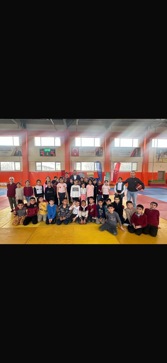 Değerli Emek Mahallesi tesis amirimiz Zehra Bilir ve Serkan Esenboğa ile birlikte yetenekli şampiyon çocuklarımızı ziyaret ederek çalışmalarını yerinde inceledik.”