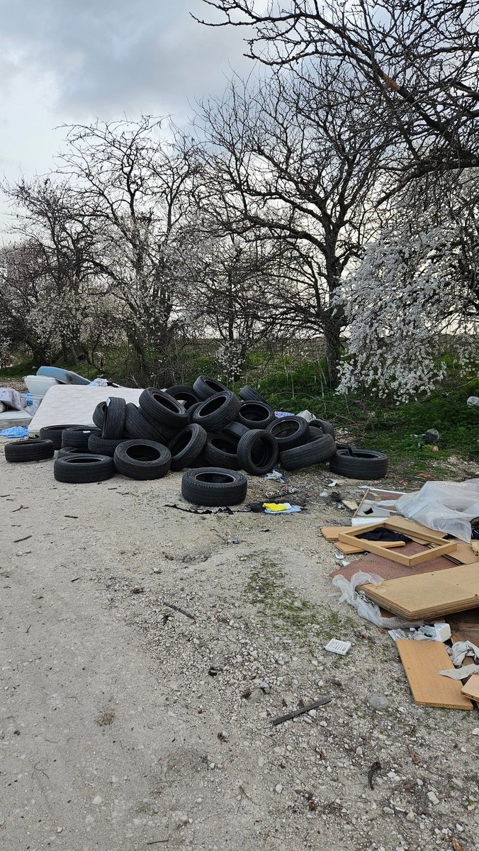 Sales a pasear y encu ntras montañas de mierdas, donde está el <a href="/AytoLeganes/">Ayuntamiento de Leganés</a> ? #AlmendrosEnFlor #LeganesDaAsco