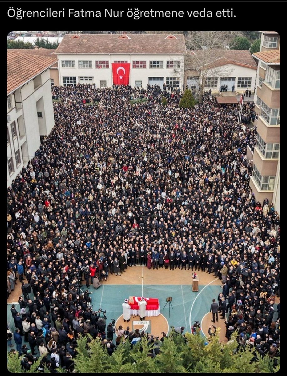 muhendisyenn's tweet photo. Fatma Nur Çelik öğretmeni bıçaklayarak katleden F.S.B.'nin ifadesi:

"Olaydan iki gün önce sevgilimden ayrılmıştım. Bu yüzden okula rehber öğretmenimiz Şeyda Hoca ile görüşmek için gittim. Aradım fakat bulamadım. 

Şeyda Hoca ile görüştükten sonra intihar edecektim. Bulamayınca strese girdim. Sesler duymaya başladım.

Rastgele bir sınıfa girip ilk kimi gördüysem ona saldırdım. Kendimde değildim. Sadece koridorda koştuğumu hatırlıyorum. 

Daha önce Fatmanur öğretmenin dersime girdiğini hatırlıyorum. Biyoloji dersimize giriyordu. Bir husumetimiz yoktu. Zeynep öğretmeni tanıyorum. Daha önce Kimya dersimize girmişti.

Onunla da aramda bir husumet yoktu. Salih'i ise daha önceden tanımıyorum. Rastgele bıçakladım. 

Yanımda her zaman bıçak taşırdım. O güne özel bir şey değildi. Beni azmettiren herhangi bir kimse yoktur. Yaralanan kişilerden özür diliyorum."

(Burak Doğan)

#ÖğretmenSahipsizDeğildir