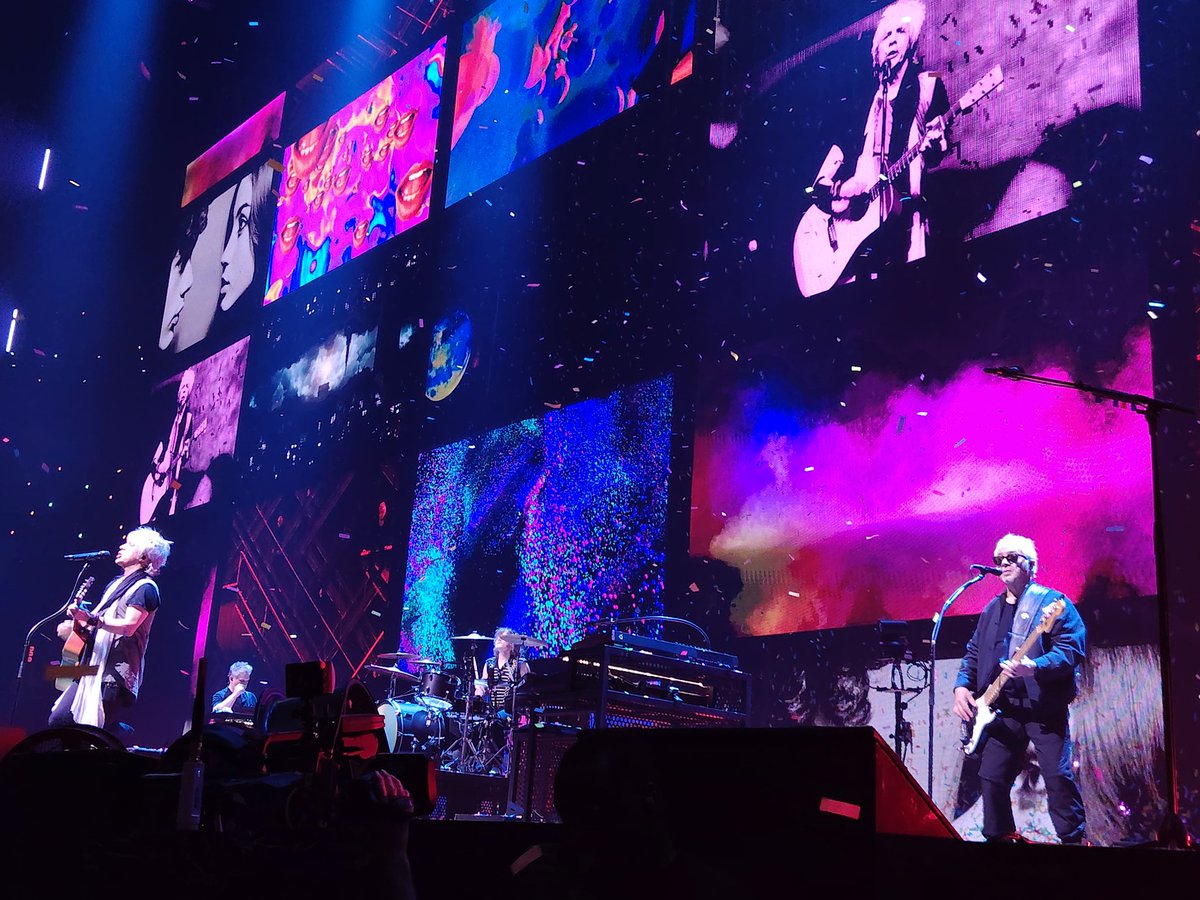 Mon 1/3 à Bercy and it was SHOWTIME 🤩🔥 Nos cris sur les DVJ 🥰 notre délire sur Kao Bang et terminer sur le dernier jour 😎 Next stop : Bercy 11 &amp; 12 😘 <a href="/indochinetwitt/">Indochine</a> <a href="/nicolasirkis/">nicola sirkis</a> <a href="/oLidESaT_/">oLi dE SaT</a> #indochine #arenatour