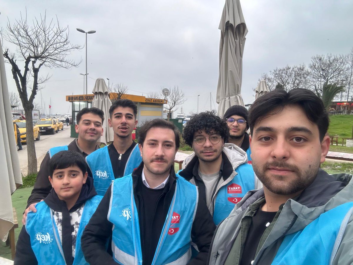 tugvayalova's tweet photo. Tügva Yalova Destek ekibimiz ile iftara 5 kala programımızı gerçekleştirdik. 

İftara geç kalan, minibüs ve otobüs duraklarında bekleyen vatandaşlarımıza iftarlıklarımızı ikram ettik. 

@tugvaTR https://t.co/BOq8Upek5Z