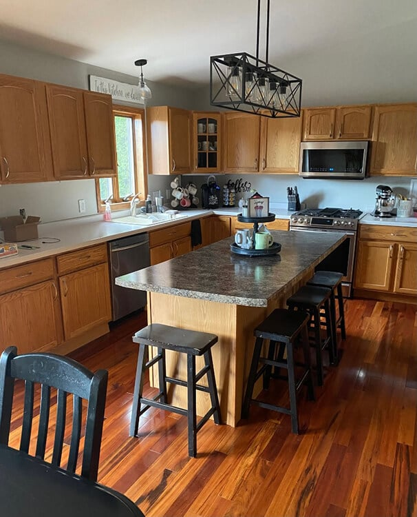 cabinetkings's tweet photo. Same kitchen. New cabinets. A completely different feel.

Gramercy White proves how much impact the right cabinetry can make. https://t.co/turrngXTZI