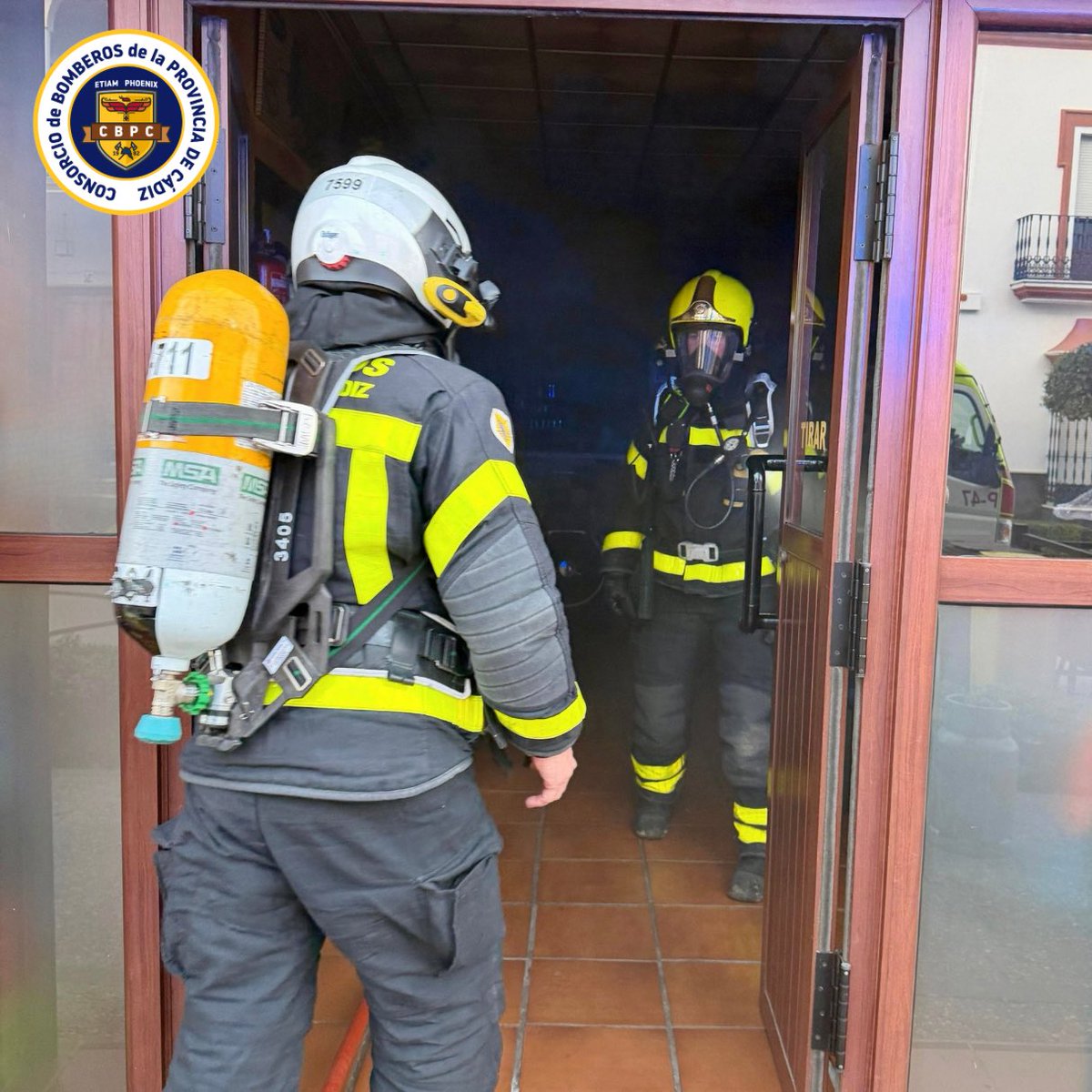 BomberosCbpc's tweet photo. 🗓️27/02/26⏰18h
Salida de los parques #Villamartín y #Arcos por incendio en restaurante de Avda. Constitución de #Bornos
Se localiza el origen en una freidora encendida en la cocina y el local está inundado de humo
Enfriamos y ventilamos
Sin daños personales
🧑🏼🚒4 🚒2
#CBPC https://t.co/tLdbD6yRfD