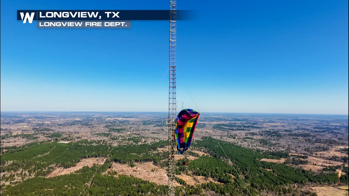 WeatherNation's tweet photo. RESCUE: A hot air balloon had to be rescued on February 28th in Longview, TX after becoming caught on a radio tower.

Firefighters had to scale 925 feet into the air to rescue the two balloonists.

No cause for the crash has been listed. #TXwx 

VIDEO BELOW 🔽🔽 https://t.co/IMTOhY9sZN