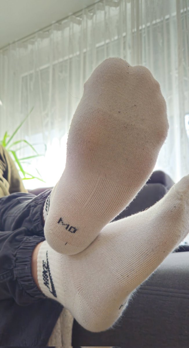 maxsol__'s tweet photo. my white nike socks look so smelly 😵‍💫 https://t.co/bfVtQI8dDg