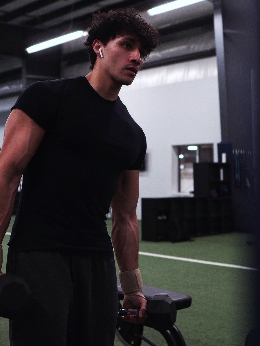 steticAx's tweet photo. veins for days https://t.co/wCoQNxr2Gk