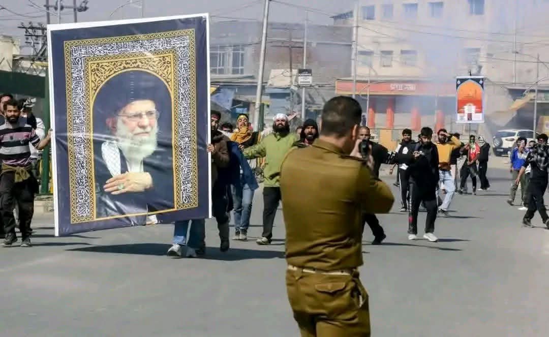 AdamA19159's tweet photo. Police in Kashmir attack mourners for the assassination of Imam Khamenei (QS), we pray to Allah to grant us patience, may Allah grant us more peace https://t.co/Q9NhO155Yy