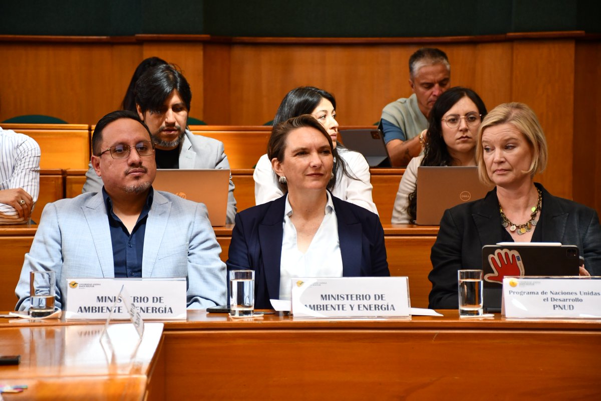 EcuadorMAE's tweet photo. 🗓️ [AGENDA MINISTERIAL]

♻️HOY | En Quito, la ministra (s), Alicia Jaramillo Cabo, participó en el proceso de construcción de la Estrategia Nacional de Producción y Consumo Sostenible. iniciativa que cuenta con el acompañamiento del Proyecto Ecuador Verde, el @PNUDEcuador, la Cooperación Alemana GIZ y el Instituto Global para el Crecimiento Verde.