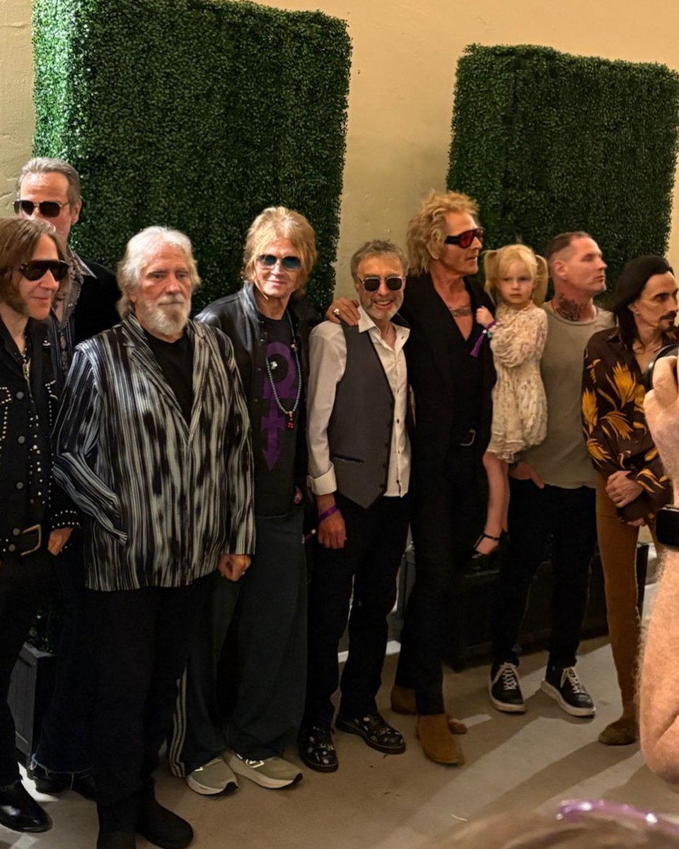 glenn_hughes's tweet image. In Palm Springs, California☀️#KOC
honoring my dear friends, ⁦Paul Rodger’s &amp;amp; Geezer Butler
L-R
⁦@cwstarr⁩
⁦@STPRobertDeLeo⁩ 
⁦@geezerbutler⁩ 
⁦@glenn_hughes⁩ 
⁦@_paulrodgers⁩ 
⁦@mattsorum⁩ 
⁦@CoreyTaylorRock⁩ 
⁦@nunobettencourt⁩