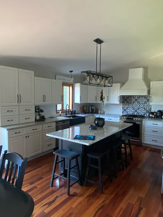 cabinetkings's tweet photo. Same kitchen. New cabinets. A completely different feel.

Gramercy White proves how much impact the right cabinetry can make. https://t.co/turrngXTZI
