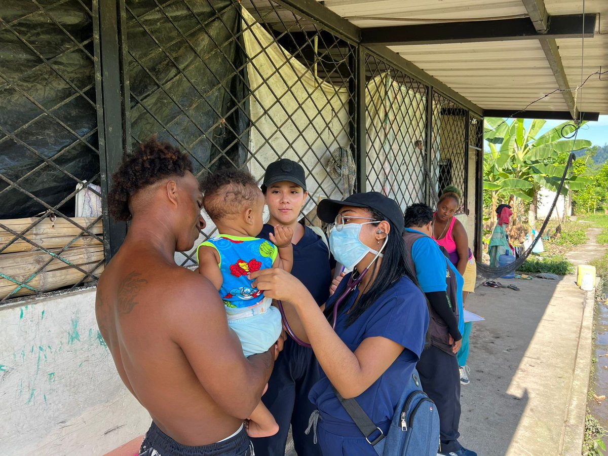 SaludImbabura's tweet photo. Atacames | #Distrito08D03
#MSPEnTerritorio Centro de Salud Unión de Atacames, realiza visitas domiciliarias a pacientes vulnerables, brindando atención integral y aplicando vacunas del esquema regular, así como la vacunación correspondiente a la campaña contra la influenza. https://t.co/458tIYgrGj
