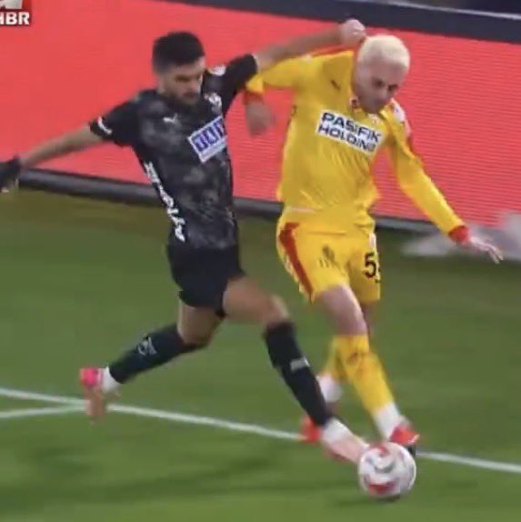 Topa dokunan alanya’lı oyuncu, barış takla attı diye mi penaltı verildi… vallahi tiksiniyorum Türk hakemlerinden çoluğunuzdan çocuğunuzdan çıksın şu kararlarınız…