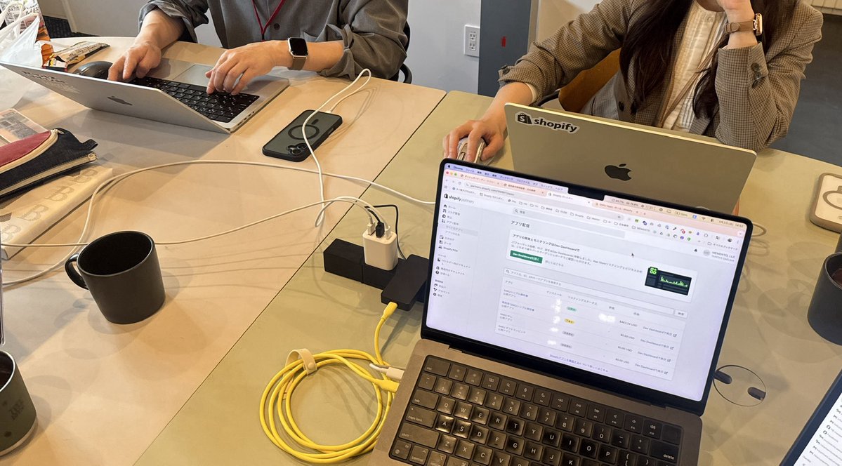 Image for the Tweet beginning: 北海道デイトラメンバーとコワーキングでもくもく☁️✨

3年前は、オフ会で初めて会ったショーヘーさん@showheyohtaki に「どうしたら稼げるようになりますか？」って聞いてたみんな。

この机の4人みんな、今は自分の会社持ってます😳

#デイトラ 