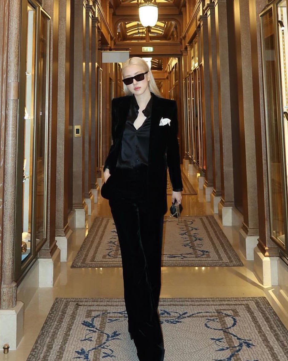 RT &amp; REPLY PLS

ROSÉ SAINT LAURENT WW26
#ROSÉ #SAINTLAURENT
#PARISFASHIONWEEK