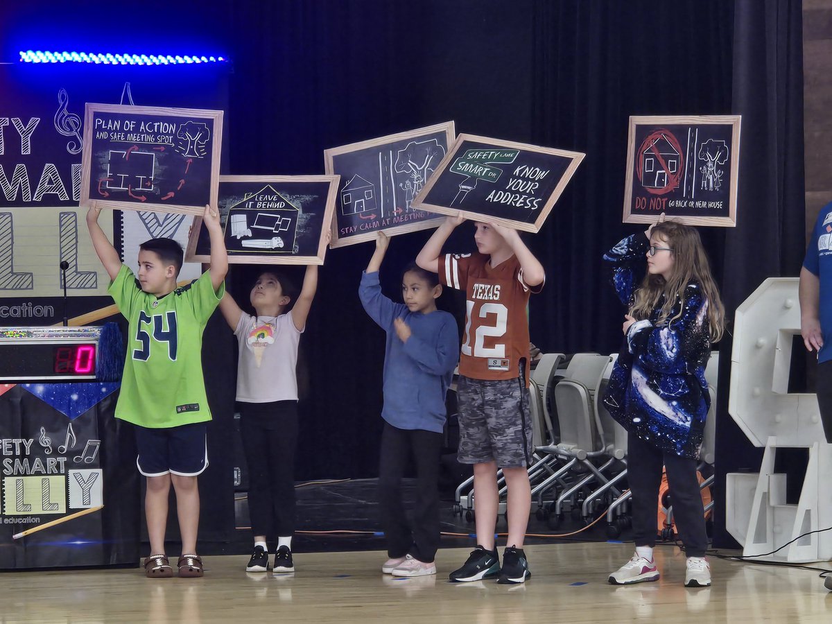 🕺💃 Started the day the #SafetySmart way! 😊 So proud of this team and the kids who brought so much energy! #911education #tarrantcounty #cellphonesally #safetysmartrally