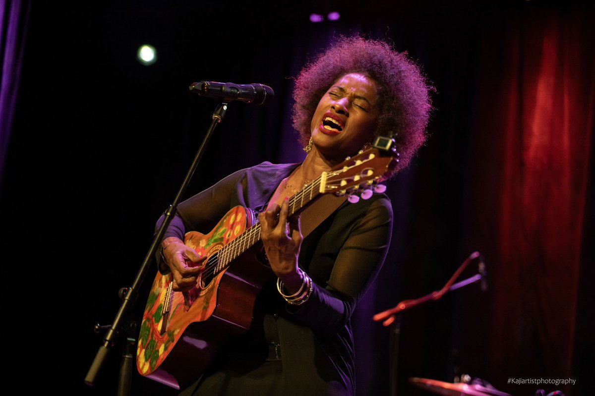 🥇🎸🌕Full moon in my heart, soul, mind, spirit. 
There is something fantastic to be alive, full of love,full of energy. 
What a blessing it is to be on stage. 
Abundance
Richnesses all over my body. 
I am Senaya. 
I am an artist.
I am. 🔥🌕 
🎧#Soûlkreôl
youtube.com/playlist?list=…