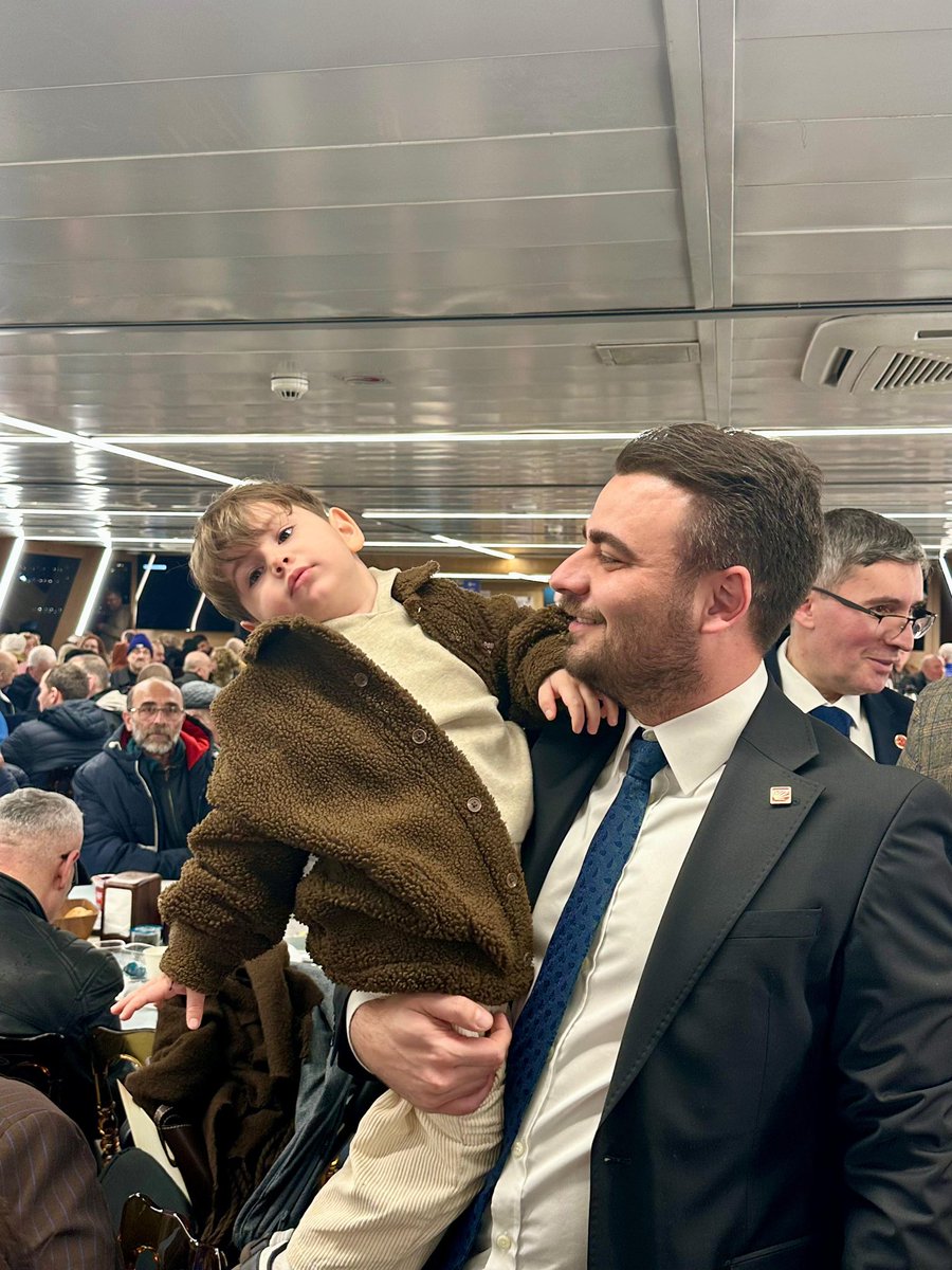 Üsküdar Merkez esnaflarımızla, mübarek Ramazan ayının bereketini aynı sofrada paylaşmanın huzurunu yaşadık. Alın teriyle, emeğiyle, helal kazancıyla Üsküdar’ımıza değer katan kıymetli esnaf kardeşlerimizle bir arada olmak bizler için büyük bir mutluluktu.Bu güzel buluşmada;