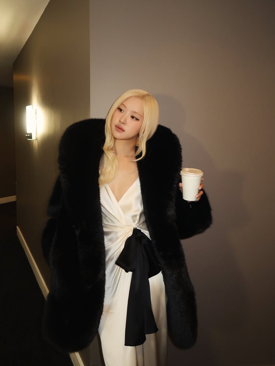 📢 REPOST &amp; REPLY

ROSÉ SAINT LAURENT WW26
#SAINTLAURENT #ParisFashionWeek
#ROSÉ <a href="/numberoneHQ/">numberoneHQ</a>