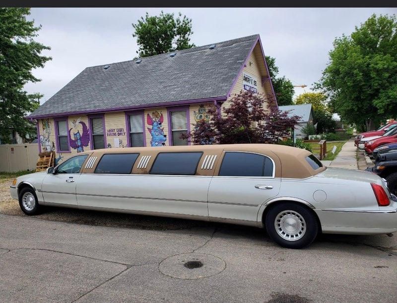 majestic_limo's tweet image. We provide safe and reliable prom transportation for your big night. Our vehicles arrive on time, stay clean, and keep the ride smooth from pickup to drop off. Secure your reservation with us today! #PromTransportation 
meridianairportshuttle.com