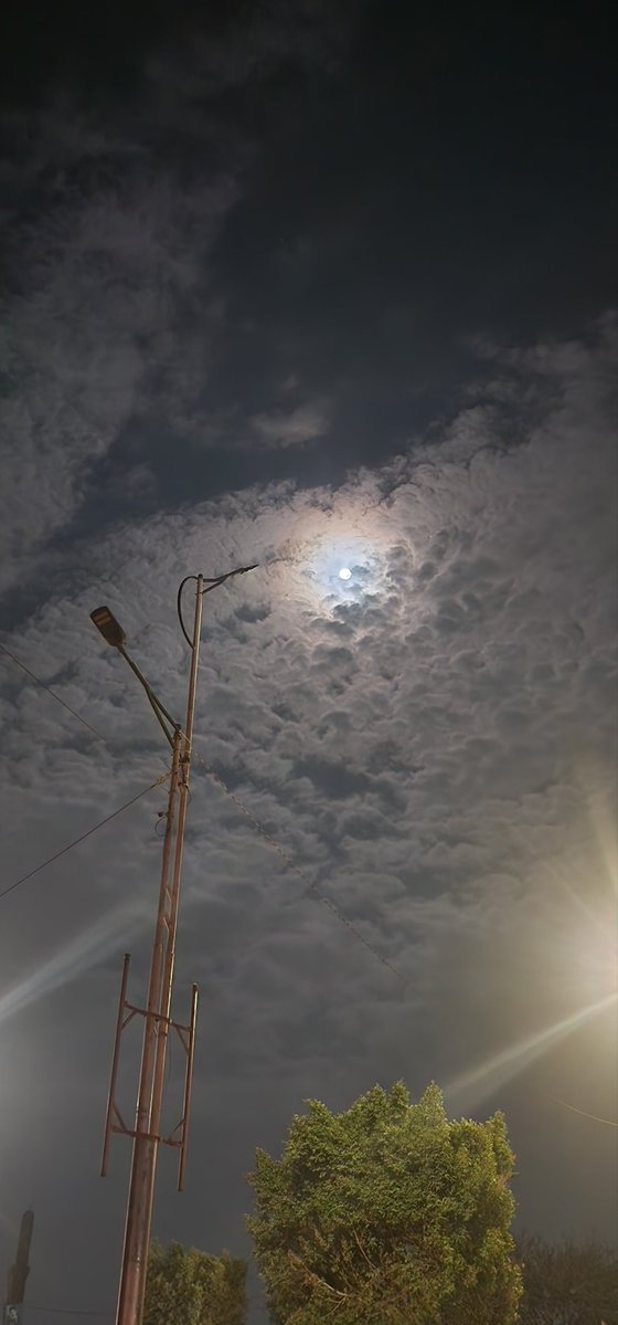 القمر بين الغيوم جميل ❤️