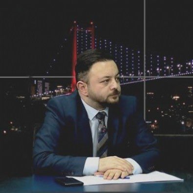 ajansoteki's tweet photo. Gazeteci Fatih Ergin:

“Kuran'a Hizmet Vakfı yöneticisi Ayhan Şengüler, öz kızına cinsel istismarda bulunduğu raporlar ve uzman görüşleriyle ortaya konulmasına rağmen ‘kaçma şüphesi yok’ gerekçesiyle tutuklanmamıştı.

Biz gazeteciler ise ‘doğrulanmış’ haberlerimizden gözaltına alınıyor, tutuklanıyoruz!”