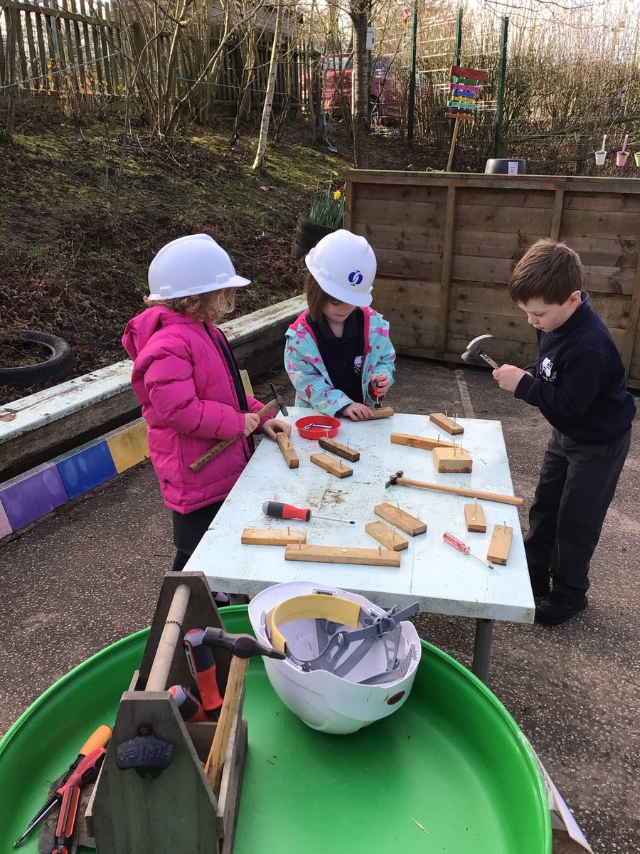 ON_Primary's tweet photo. Today Robin class have been very busy in their woodwork shop.  Using real tools and proudly wearing their hard hats. #create #learnthroughplay #eyfs #practical https://t.co/vnVbjtirxN