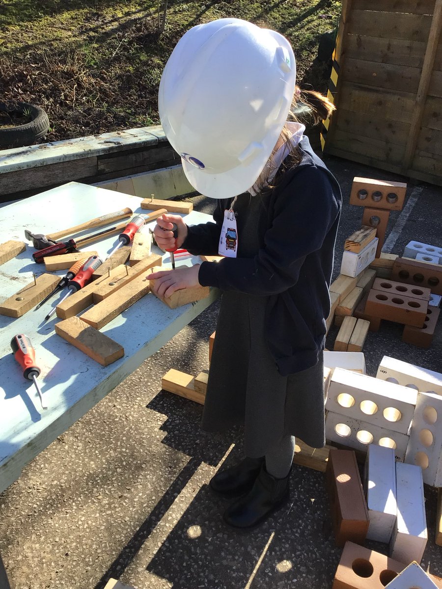 ON_Primary's tweet photo. Today Robin class have been very busy in their woodwork shop.  Using real tools and proudly wearing their hard hats. #create #learnthroughplay #eyfs #practical https://t.co/vnVbjtirxN