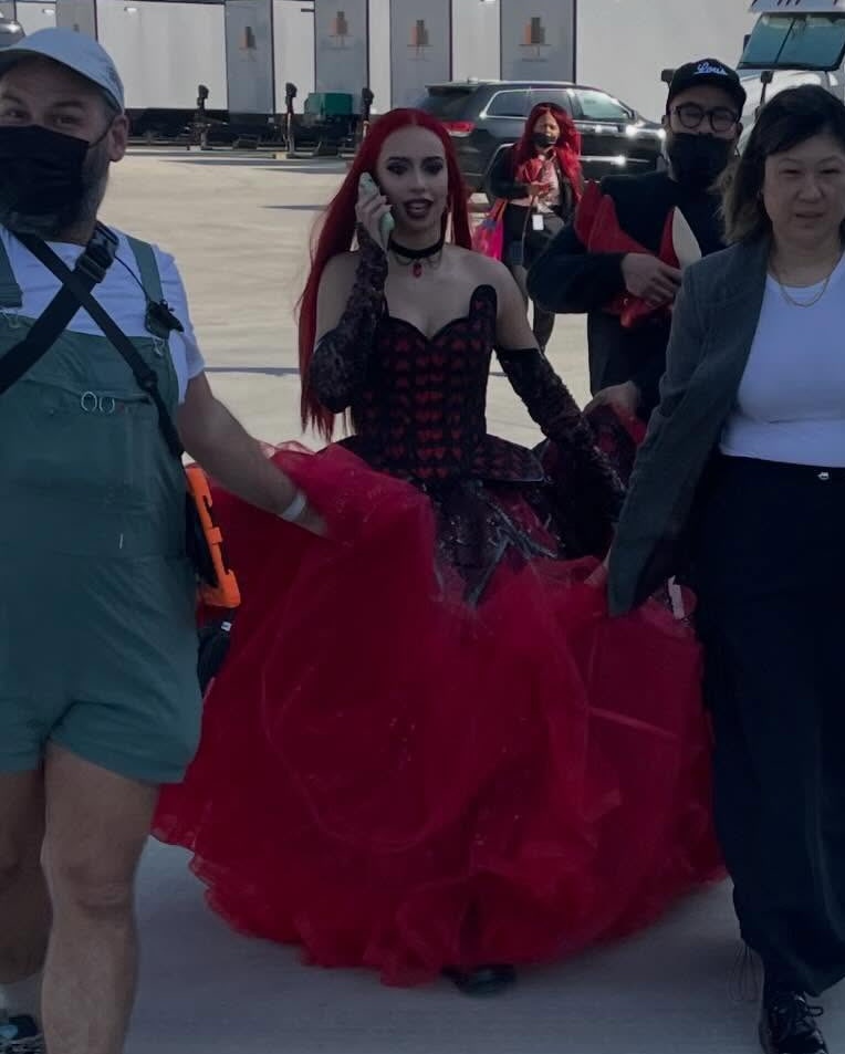 Yendo a hacer un golpe de estado pero con estilo 💋