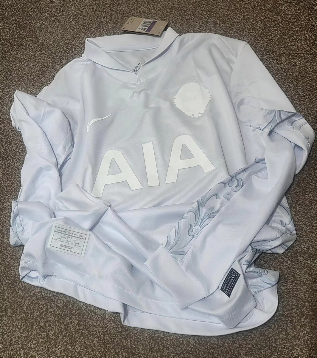 !! SPURS GIVEAWAY !!

I have a spare ( Large-XL ) 1901 Tottenham jersey ( DHG Special )

Will give this away to someone.

To win,
- Comment below your favourite ever player
- Like &amp; RT this post.

I'll pick a winner on the next <a href="/PRJCTSPURS/">PRJCTSPURS</a> podcast.

#THFC #SPURS #COYS #TOTTENHAM