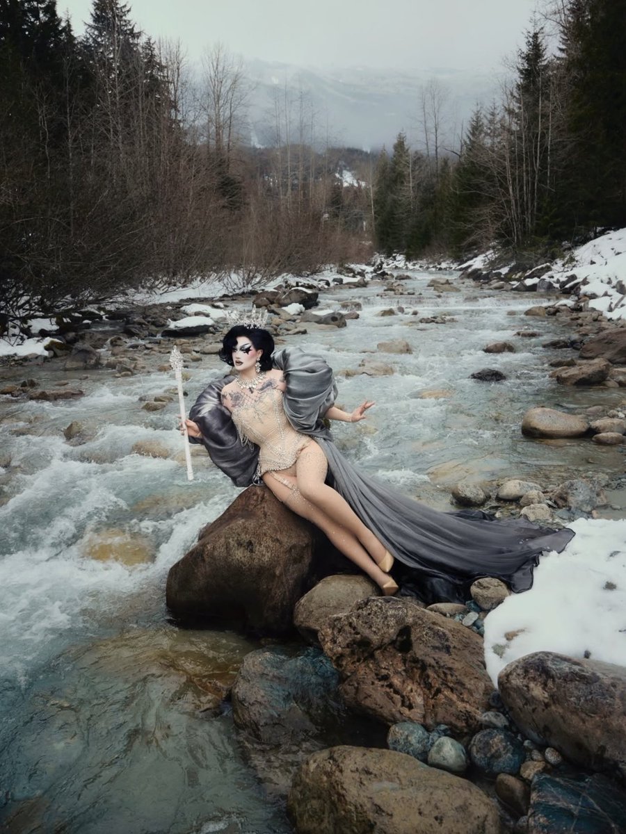 TPowderpuffG's tweet photo. WOWW van must’ve been freezing taking these pictures but they turned out amazingly 🤩

📸: itsvangoth on ig https://t.co/1IEh3EnhC5