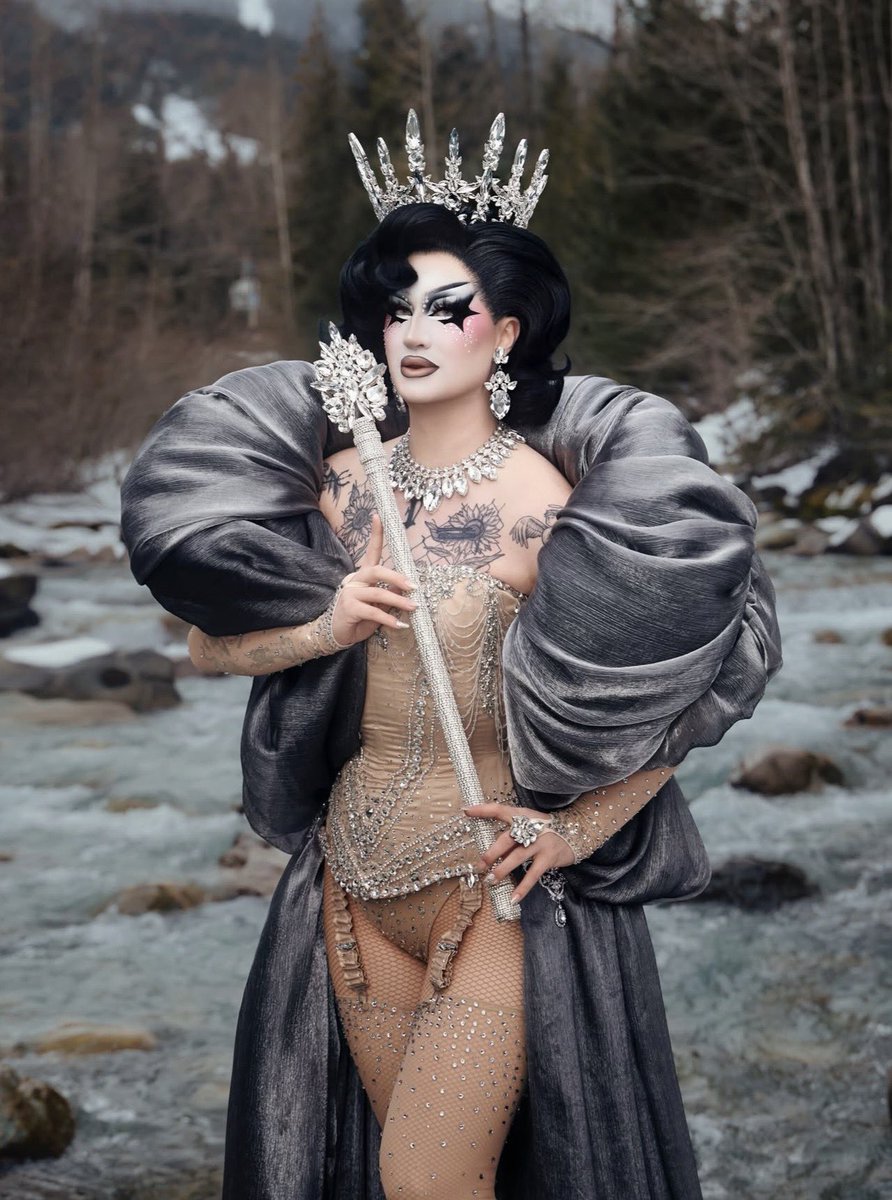 TPowderpuffG's tweet photo. WOWW van must’ve been freezing taking these pictures but they turned out amazingly 🤩

📸: itsvangoth on ig https://t.co/1IEh3EnhC5