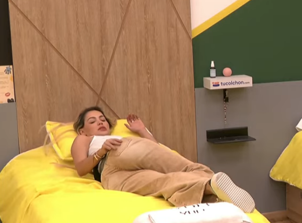 Quiero hacer una colección de los mejores aportes de Yuli en #LaCasaDeLosFamososCol3, empiezo yo:

#LaCasaDeLosFamososCol #LCDLF3 #LCDLFC3 #LCFC