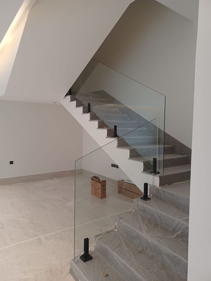 architeco1's tweet photo. ناوي تركب درابزين زجاجي لدرج بيتك؟ انتبه لهذي التفاصيل 👇🏻✨

اختار سماكة 10_12 ملم على الأقل لضمان المتانة.

تأكد من أن الزجاج معالج حراريًا (سكوريت أو تمبر) لزيادة الأمان وتحمل الصدمات.

استخدم إكسسوارات التثبيت (كلبسات أو تيوبات ستانلس ستيل) بنوعية ممتازة لتفادي اهتزاز الزجاج والصدأ.