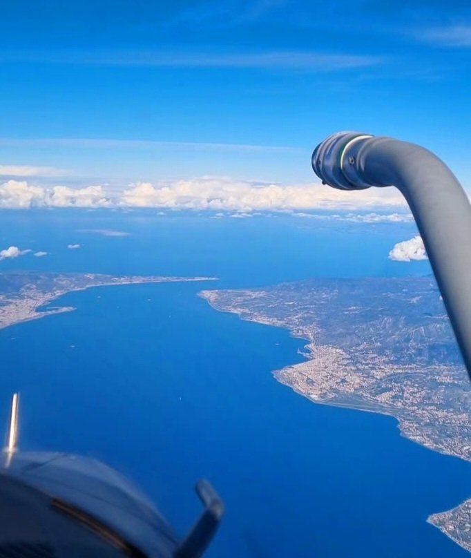 AngelDevil7771's tweet photo. "Lì, dove il suolo di Sicilia e la terra d’Italia tendono l’una verso l’altra i loro lembi, come se cercassero di intrecciarsi in un abbraccio, ma il mare si frappone geloso a dividere il loro bacio."

#strettodimessina #Calabria #Sicilia #MB339 https://t.co/UnPGQwFYlH