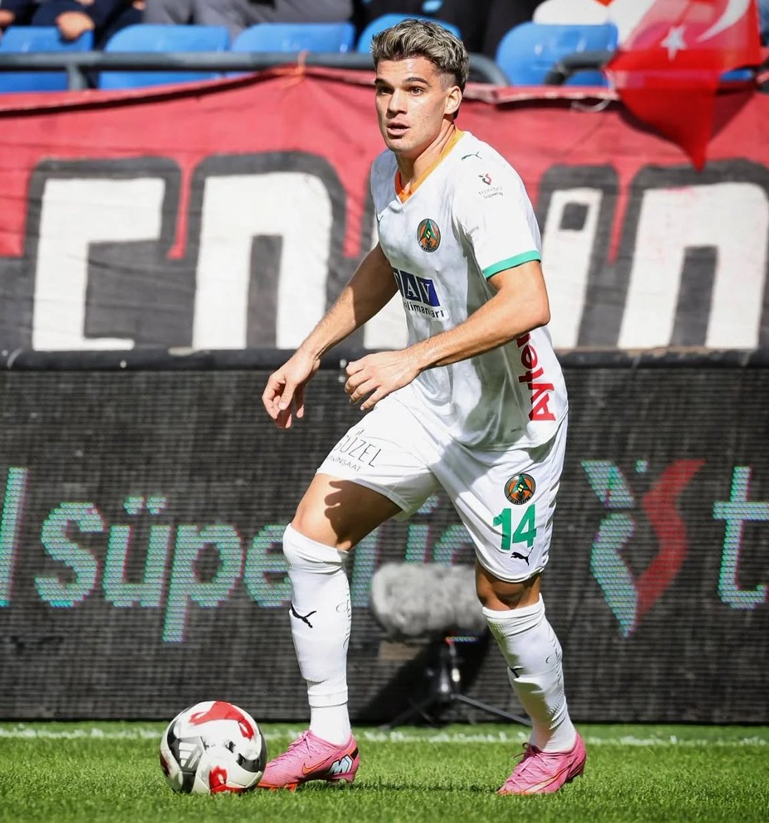 Aktif performansla Galatasaray'da forma giyebilirmi Hagi?

Benim yorumum giyer fena oynamıyor.

#GalatasaraySK 
#ALYvGS