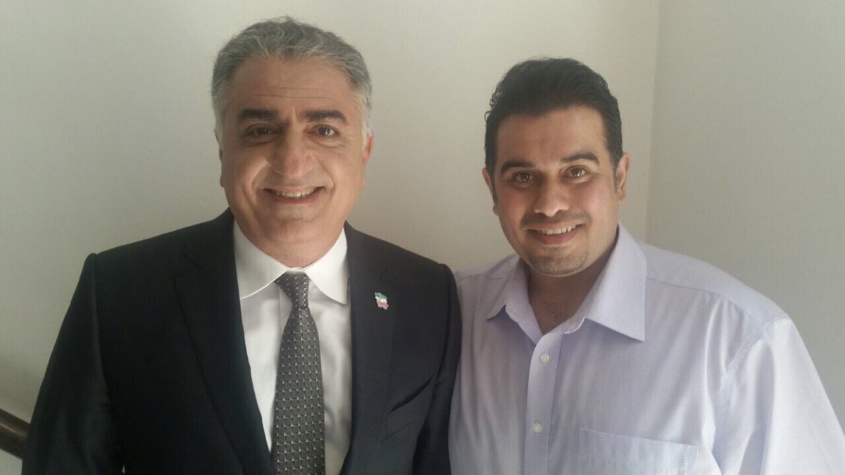 من و ميليونها ايراني فقط يه نفر رو به عنوان رهبر دوران گذار در ايران مي شناسيم و اون شخصي كسي نيست جز شاهزاده رضا پهلوي، تمام
#شاهزاده_رضا_پهلوی 
#محبوب 
#شريف 
#مردم_ايران