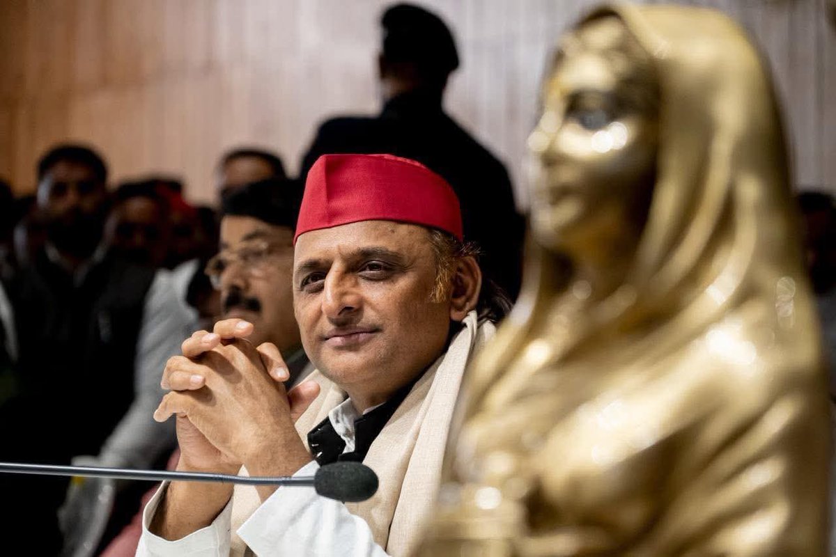 🔥 हवाओं का रुख़ मोड़ देने वाले नेता — माननीय Akhilesh Yadav जी 🔥

वो कहते थे — “मोदी को हराया नहीं जा सकता।”
लेकिन 2024 में देश ने देखा कि जब जनता ठान ले, तो कोई भी अजेय नहीं रहता।

गोदी-मीडिया, RSS और भाजपा ने डर का एक ऐसा माहौल बनाया था मानो मुकाबला असंभव हो। कहा गया — “कोई