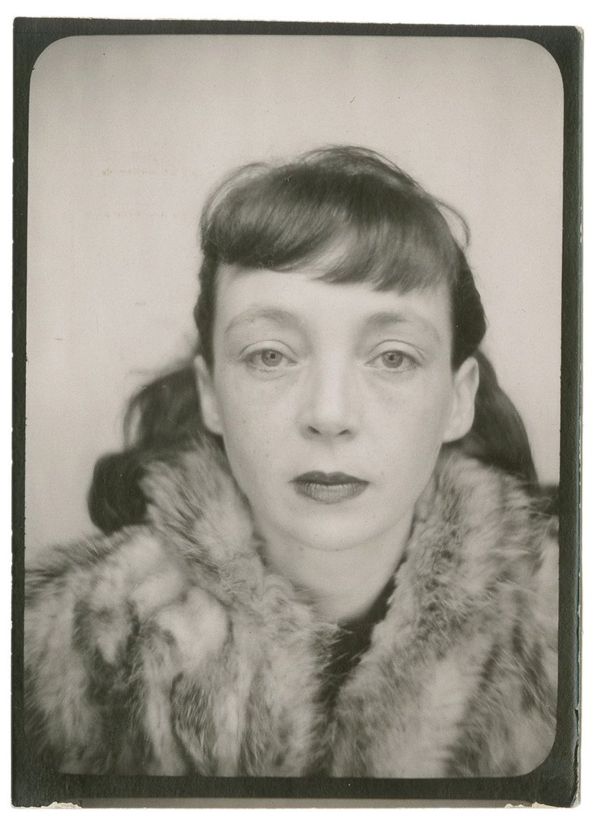 MastVlas's tweet photo. Si crede che, quando una cosa finisce, 
un'altra ricomincia immediatamente.
No. 
Tra le due cose, c'è lo scompiglio.

Marguerite Germaine Marie Donnadieu, 03.03.1996.

#margueriteduras #lamant #lamante #feltrinelli #feltrinellieditore https://t.co/LhCUdKf4IR