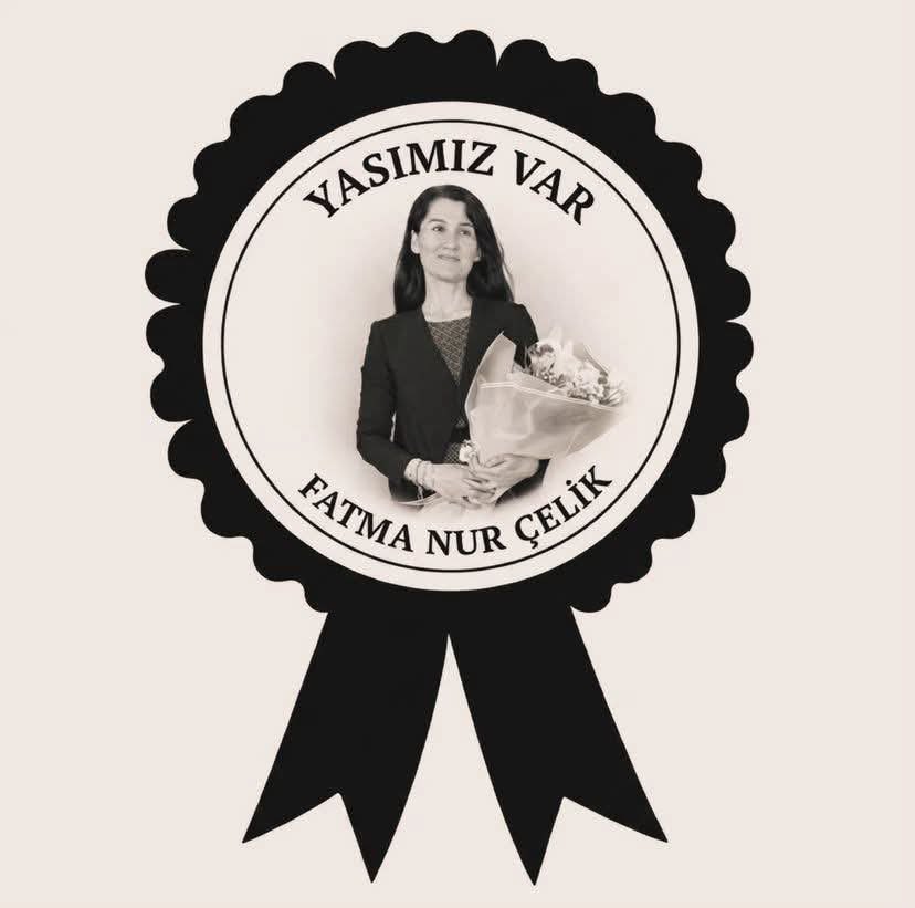 ⚫️YASIMIZ VAR….
Genç yaşta hayattan koparılan kıymetli öğretmenimiz Fatma Nur Çelik’e Allah’tan rahmet; ailesine, evladına, öğrencilerine ve tüm eğitim camiasına sabır ve başsağlığı diliyoruz.
Bir öğretmeni kaybetmek; bir sınıfın ışığını, bir çocuğun umudunu, bir milletin