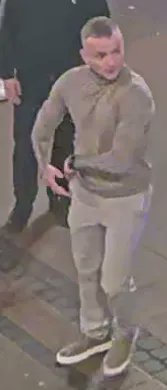 Wrocław: policja szuka mężczyzny z wschodnim akcentem – podejrzanego o brutalne pobicie w Pasażu Niepolda (noc 13/14.12.2025). Pokrzywdzony: złamanie kości skroniowej + krwiak mózgu. Napastnik uderzył pięścią w głowę. Publikują wizerunek – kto rozpoznaje, prosimy o kontakt: 997.