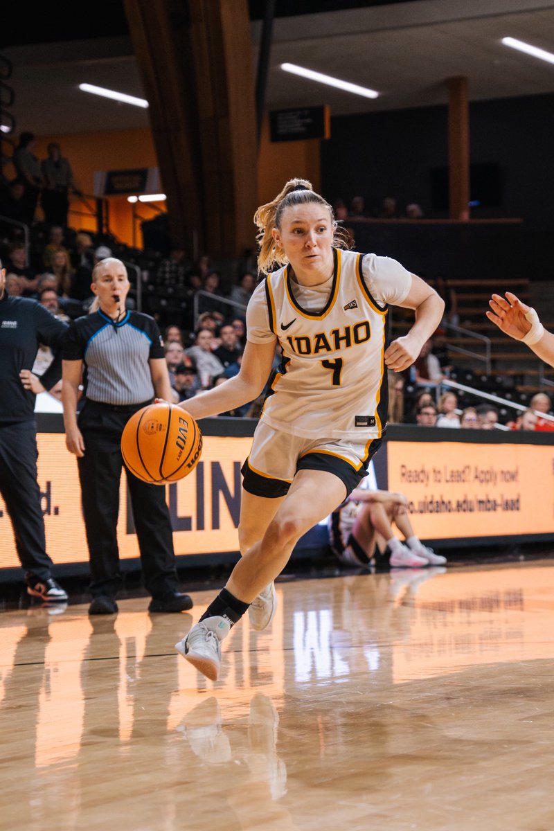 VandalsWBB's tweet photo. Hope Hassmann dropped 20 points 𝙄𝙉 𝙏𝙃𝙀 𝙁𝙊𝙐𝙍𝙏𝙃 𝙌𝙐𝘼𝙍𝙏𝙀𝙍 𝘼𝙇𝙊𝙉𝙀 last night 🤯🤯🤯 https://t.co/27lKO4sLpY